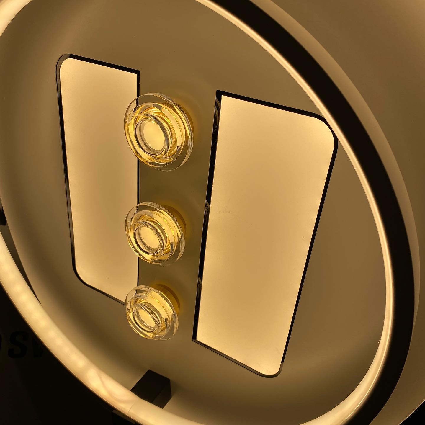 Светодиодный светильник с пультом ДУ 140/2 WT